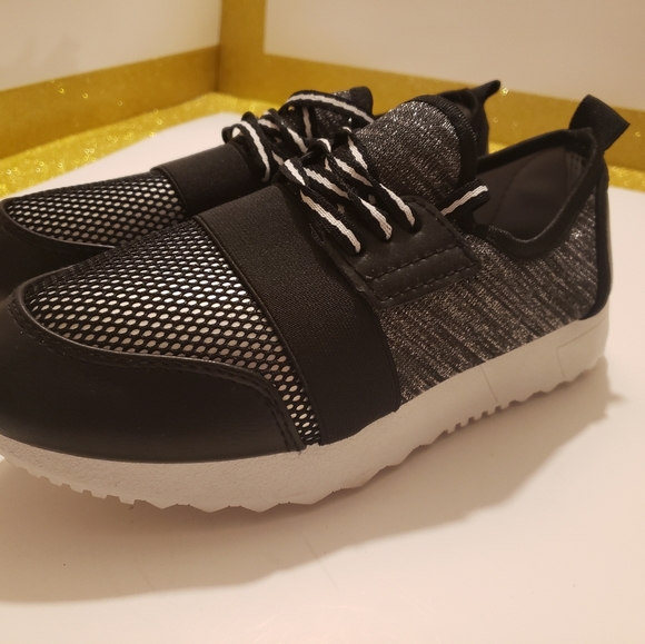 3/$15 Twisted Black & White Women's Sneaker Size 6.5 - Picture 2 of 6